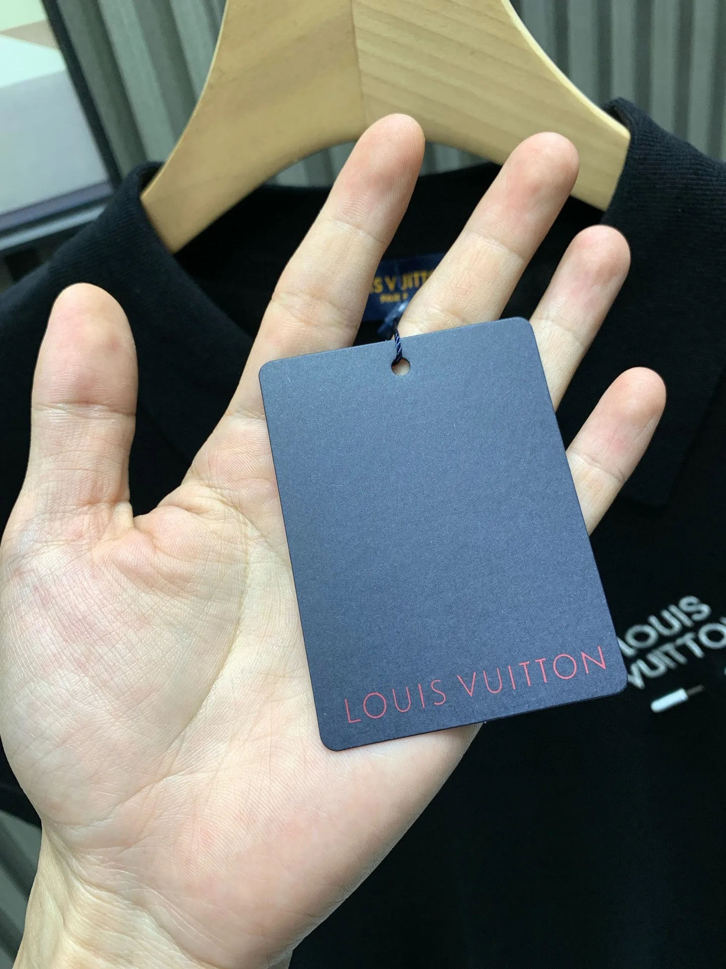 🅿️270 🀄️ louisvuitton Louis Vuitton lv2025ss new embroidered logo couple casual polo shirt short-sleeved T-shirt. The counter restores the top replica. The style is very good for business commuting. Classic polo lapel design. Classic LV letter slogan on the chest. Pin embroidery design highlights personality and makes the entire line smoother. The most classic evergreen small label design. Exquisite embroidered logo design on the chest. Pure cotton texture, skin-friendly and comfortable. Suitable for both business and leisure. Pique cotton fabric is more breathable and drier than ordinary knitted fabric. 3D three-dimensional tailoring technology. The upper body has a three-dimensional shape. The embroidery on the chest is full of details. Thousand needle embroidery is three-dimensional and full. Made of 300 grams of cotton pique cotton fabric. Customized buttons. Top quality products.